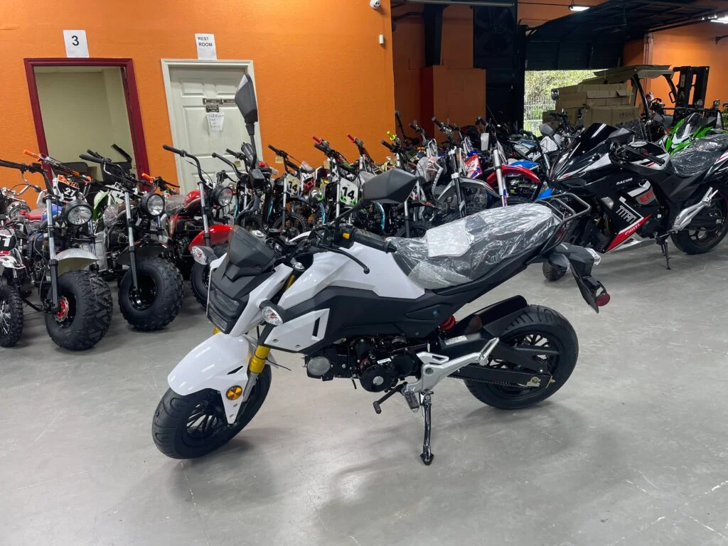 Boss Motor Vader 125cc (DF125RTR) motorcycle with Manual Transmission, Dual Headlights, 12″ Wheels - Image 3